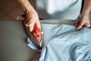 cómo limpiar la plancha de la ropa y evitar la cal