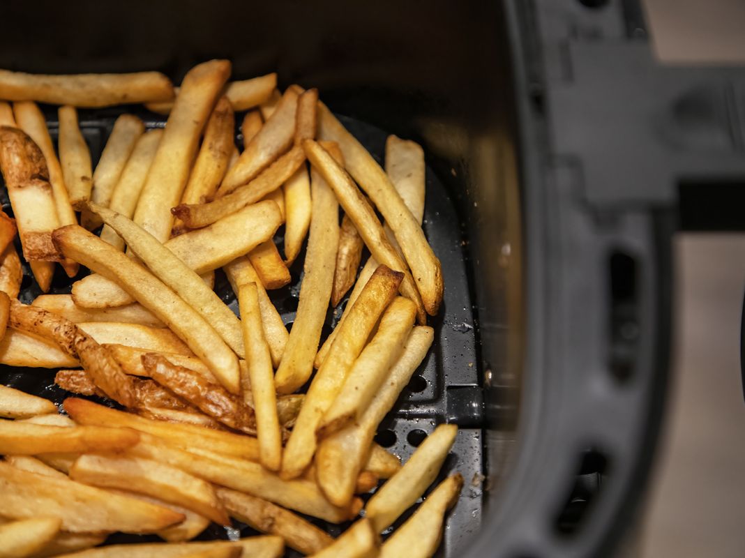 Patatas fritas en freidora de aire: ¿quedan igual de crujientes