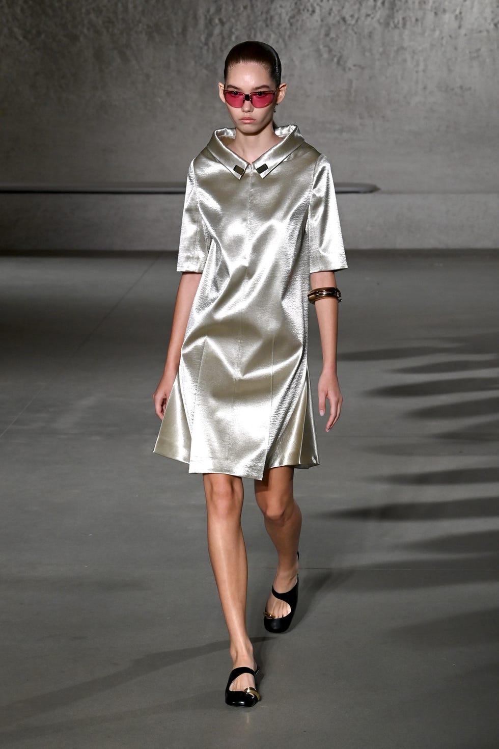 new york, new york september 11 a model walks the runway during tory burch springsummer 2024 new york fashion week on september 11, 2023 in new york city photo by slaven vlasicgetty images for tory burch
