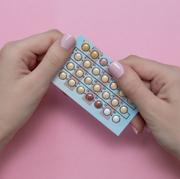 handen die een strip anticonceptiepillen vasthoudt