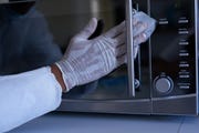 cómo limpiar un microondas paso a paso según los expertos