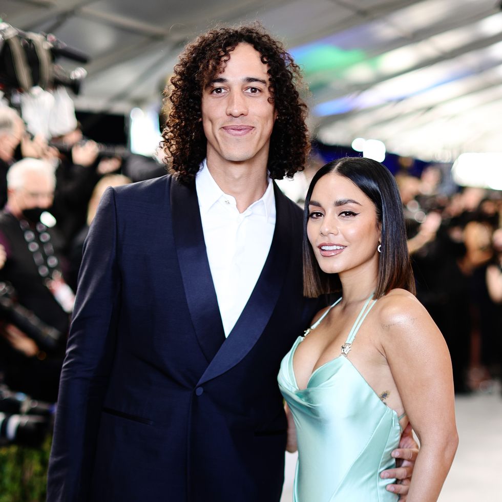 santa monica, california february 27 cole tucker and vanessa hudgens attend the 28th screen actors guild awards at barker hangar on february 27, 2022 in santa monica, california 1184596 photo by dimitrios kambourisgetty images for warnermedia