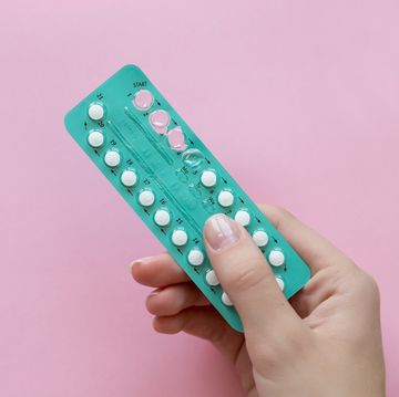 vrouw houdt een aangebroken strip anticonceptiepillen vast
