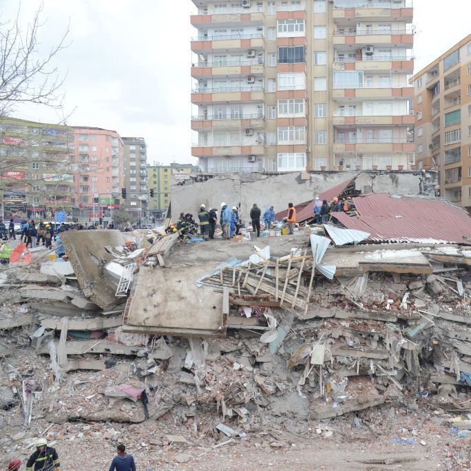 rescue workers and volunteers conduct search and rescue operations in the rubble of a collasped building, in diyarbakir on february 6, 2023, after a 78 magnitude earthquake struck the countrys south east the combined death toll has risen to over 1,900 for turkey and syria after the regions strongest quake in nearly a century turkeys emergency services said at least 1,121 people died in the earthquake, with another 783 confirmed fatalities in syria photo by ilyas akengin afp photo by ilyas akenginafp via getty images