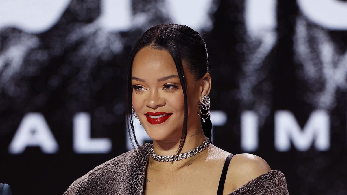 Rihanna’s Off-the-Shoulder Shearling Coat and Crocodile Skirt Are Fresh ...