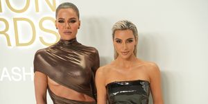 khloe kardashian en kim kardashian bij de cfda fashion awards in new york in november 2022