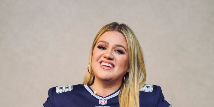 Kelly Clarkson Rocks Dallas Cowboys Jersey Dress At NFL Honors: Photos –  Hollywood Life