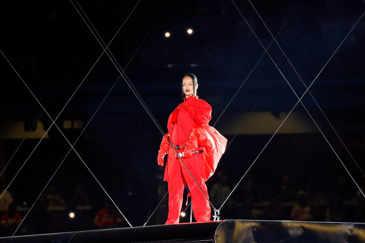 Rihanna Pregnant, Big Reveal during Super Bowl Halftime Show