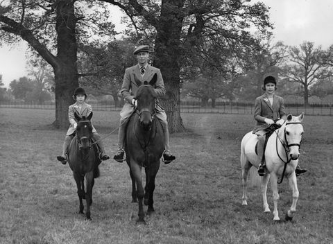 King George VI. of England (m.) with Pincess Elizabeth (r.) and Princess Margaret (l.) at Windsor Great Park. Photograph. April 21th 1938. (Photo by Imagno/Getty Images) König George VI. von England (M.) mit den Prinzessinen Elisabeth (r.) und Margaret (