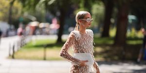 nueva york street style nyfw perlas pearlcore tendencia moda mujer para primavera 2023