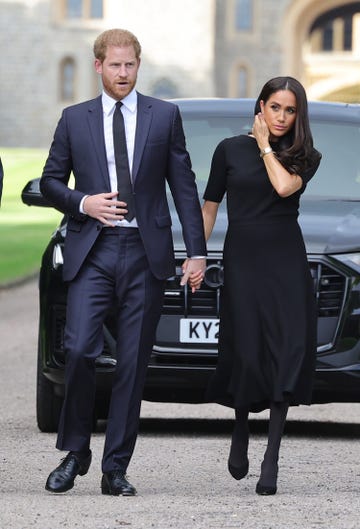 windsor, england september 10 prince harry, duke of sussex, and meghan, duchess of sussex arrive on the long walk at windsor castle arrive to view flowers and tributes to hm queen elizabeth on september 10, 2022 in windsor, england crowds have gathered and tributes left at the gates of windsor castle to queen elizabeth ii, who died at balmoral castle on 8 september, 2022 photo by chris jacksongetty images