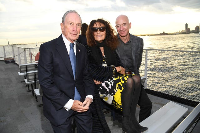 jeff bezos op een boot met michael bloomberg en diane von furstenberg