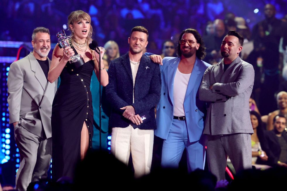 newark, new jersey september 12 l r taylor swift accepts the best pop award for anti hero from joey fatone, lance bass, justin timberlake, jc chasez, and chris kirkpatrick of nsync onstage the 2023 mtv video music awards at prudential center on september 12, 2023 in newark, new jersey photo by theo wargogetty images for mtv