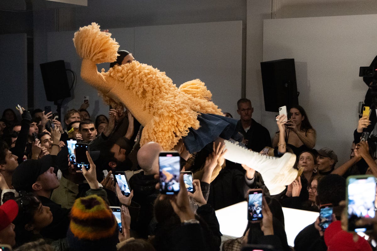 milan, italy february 24 a model walks the runway at the sunnei fashion show during the milan fashion week womenswear fallwinter 20232024 on february 24, 2023 in milan, italy photo by pietro dapranogetty images