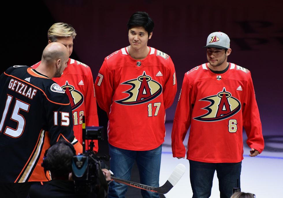 anaheim, ca january 23 los angeles angels pitcher shohei ohtani 17 on the ice with anaheim ducks captain ryan getzlaf 15 former pitcher mark langston 12 and angels infielder david fletcher 6 before the ceremonial first puck drop before a game between the set louis blues and the anaheim ducks played on january 23, 2019 at the honda center in anaheim, ca photo by john cordesicon sportswire via getty images
