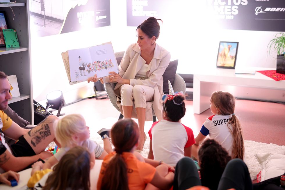 Dusseldorf, Đức Ngày 16 tháng 9 Meghan, Nữ công tước xứ Sussex tham dự giờ đọc sách dành cho trẻ em tại khu vực dành cho trẻ em của Hạ viện trong ngày thứ bảy của Invictus Games Dusseldorf 2023 vào ngày 16 tháng 9 năm 2023 tại Dusseldorf, Đức. Ảnh của Chris JacksonGetty cho Tổ chức trò chơi Invictus