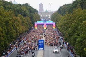 berlin, germany september 24 athletes take the start at the berlin marathon rduring the 2023 bmw berlin marathon on september 24, 2023 in berlin, germany photo by christian manggetty images