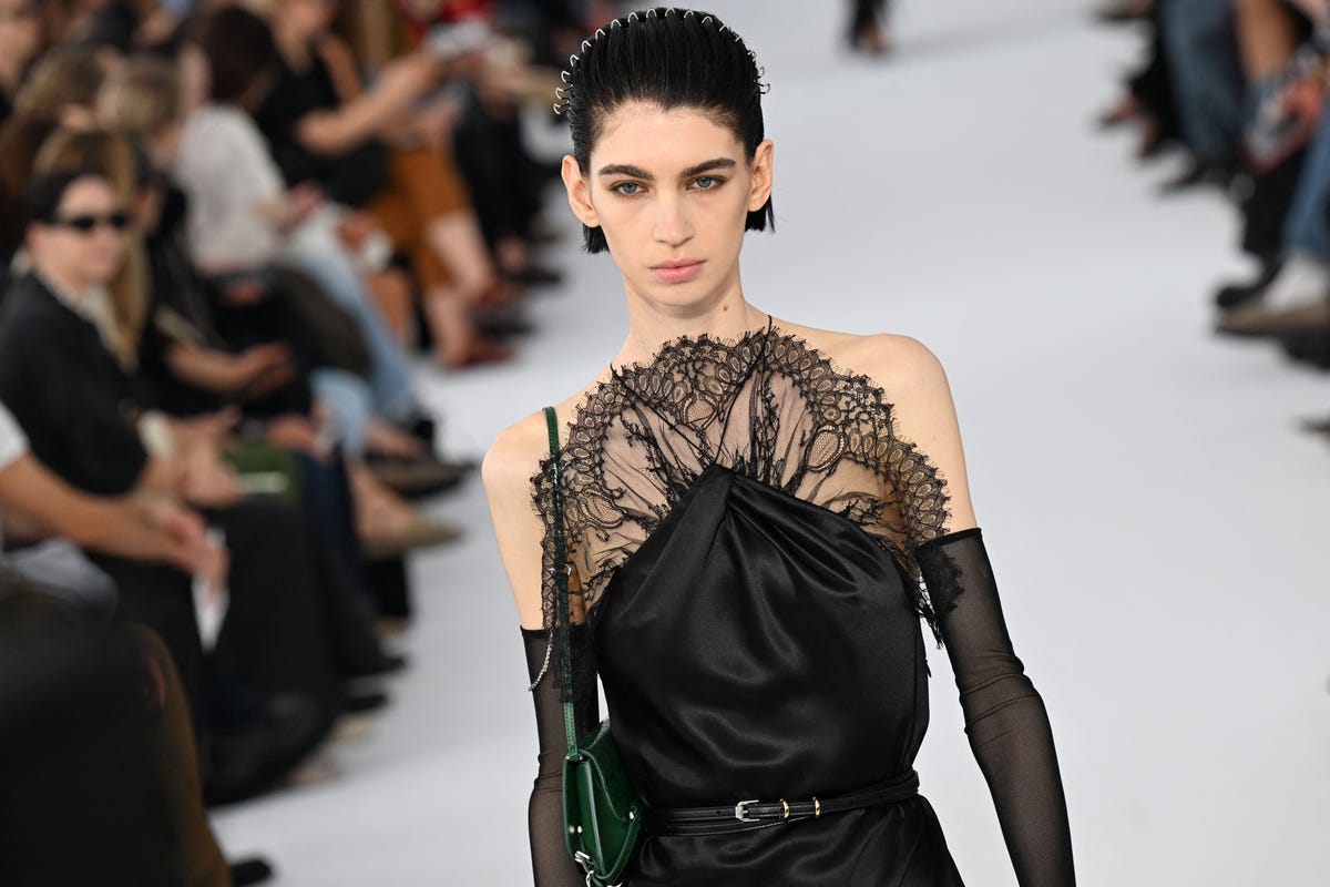 Look Donna 2024 di moda dalla sfilata di Givenchy