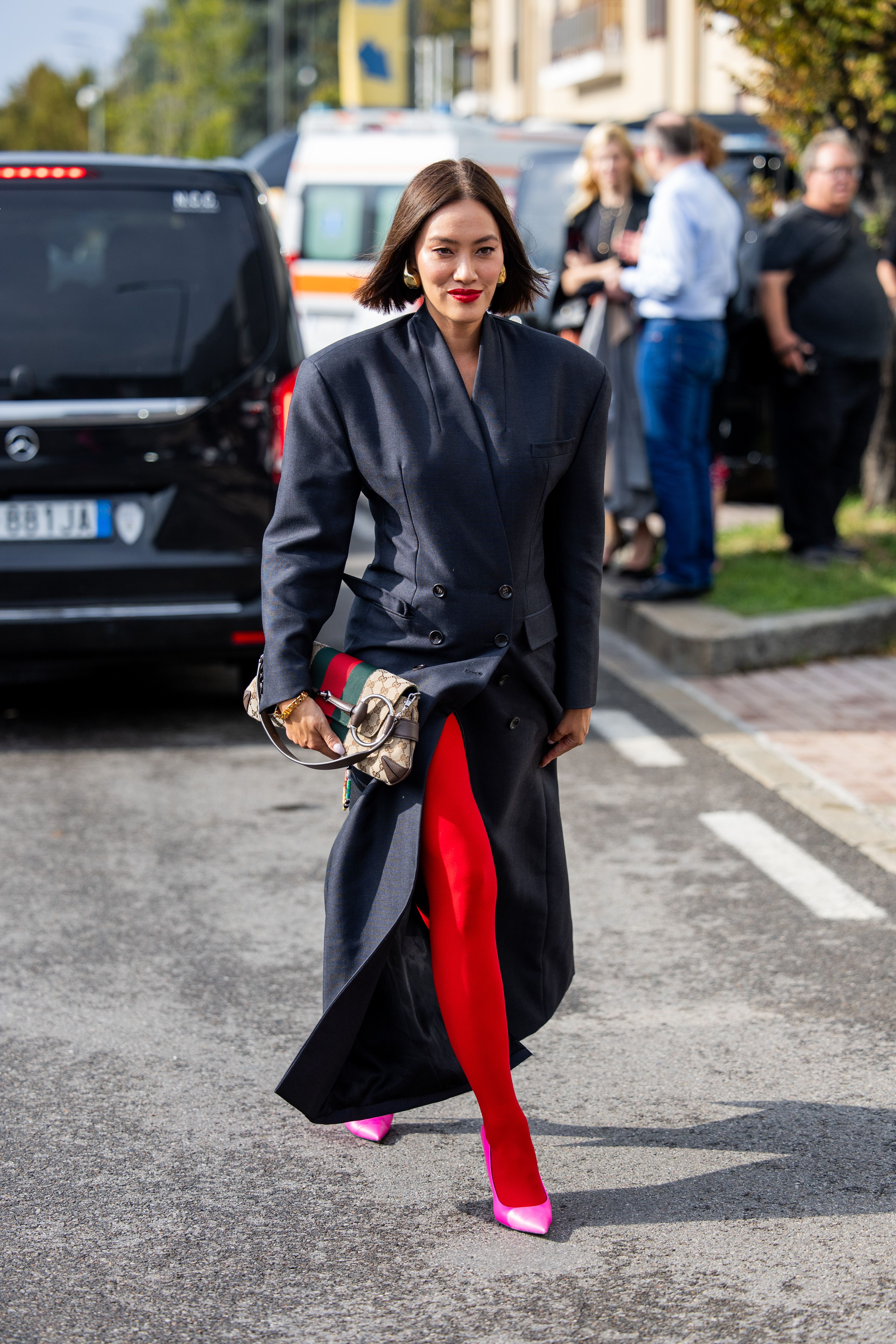 Cómo llevar con estilo las medias rojas, la tendencia más llamativa del  invierno según las que más saben de moda