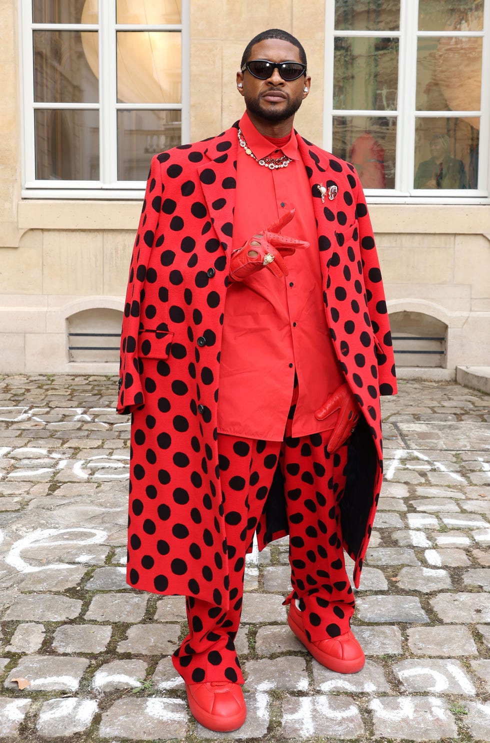 Paris, França, 27 de setembro: (uso editorial apenas para uso não editorial, solicite aprovação da casa de moda) Usher comparece ao desfile de moda feminina primavera/verão 2024 da Marni como parte da Semana de Moda de Paris em 27 de setembro de 2023 em Paris, França. (Foto de Pascal Le Segretain/Getty Images)