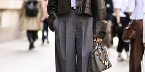 pantalón gris en el street style de parís