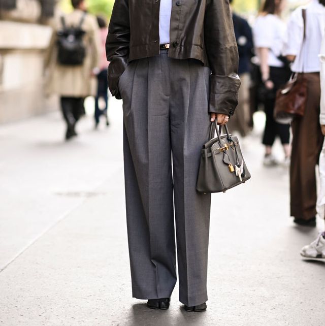 pantalón gris en el street style de parís