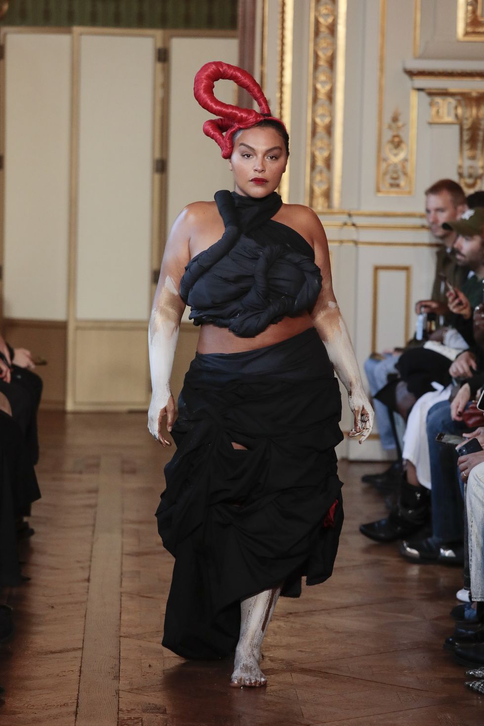 paris, france october 03 editorial use only for non editorial use please seek approval from fashion house paloma elsesser walks the runway during the torisheju womenswear springsummer 2024 show as part of paris fashion week on october 03, 2023 in paris, france photo by antoine flamentgetty images