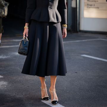 falda midi negra en el street style de parís