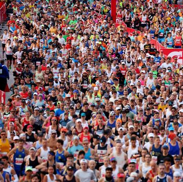 a mass of runners at the start of the 2023 chicago marathon