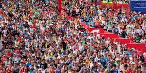 a mass of runners at the start of the 2023 chicago marathon