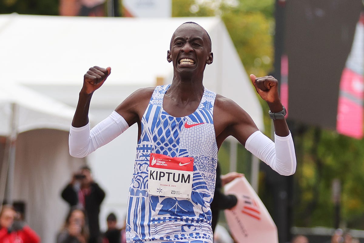 kelvin kiptum viert zijn zege bij de marathon van chicago in een wereldrecord op 8 oktober 2023