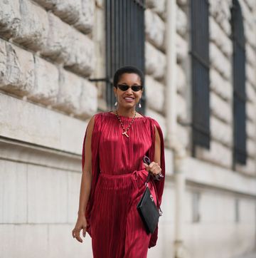 vestido rojo en el street style de parís