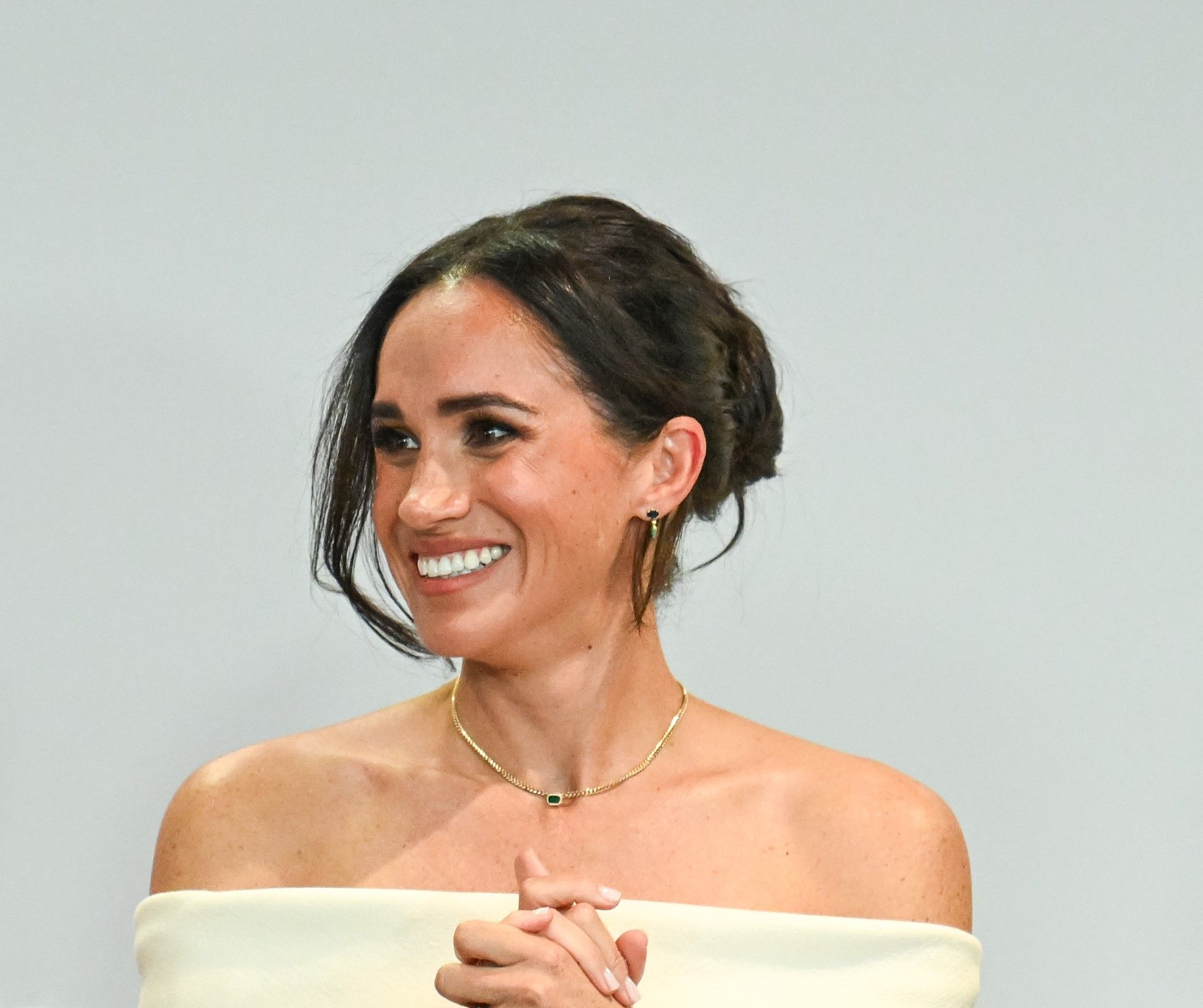 Meghan Markle giacca bianca elegante look se hai più di 35 anni