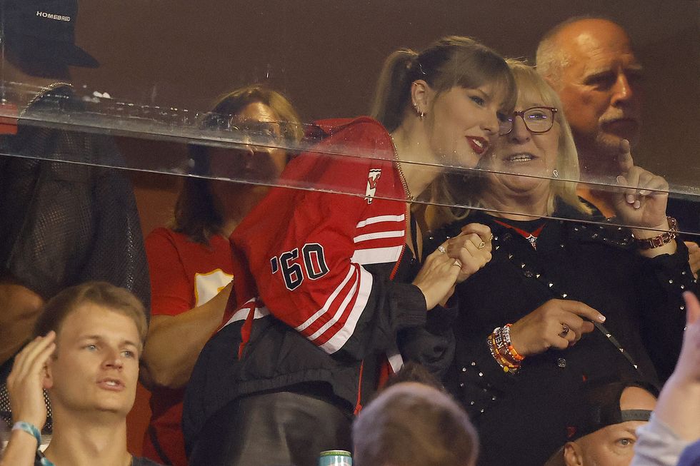 taylor swift and donna kelce at the denver broncos v kansas city chiefs