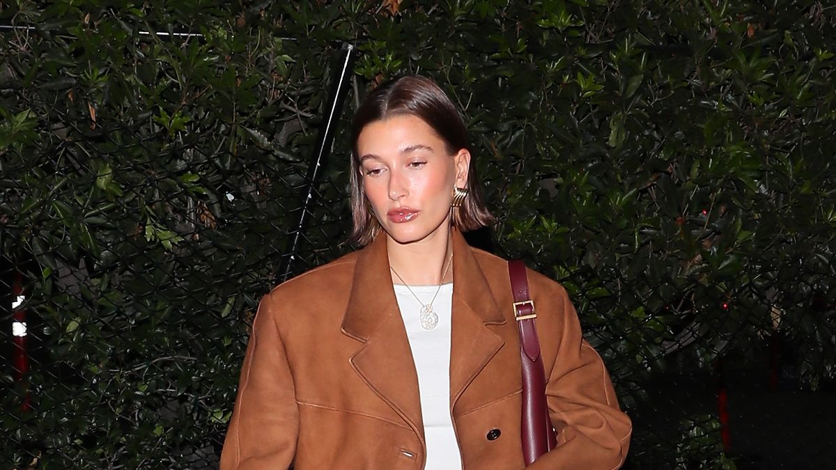 Seletøj Bange for at dø strimmel Hailey Bieber pairs tan oversized blazer with a leather miniskirt