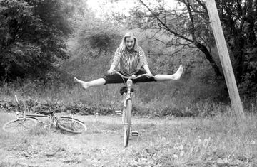 mujer en bicicleta