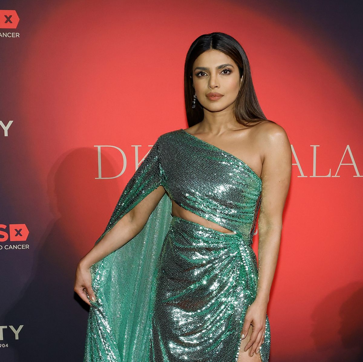 1200px x 1199px - Priyanka Chopra Is a Vision in an Emerald-Green Sequin Cape Gown