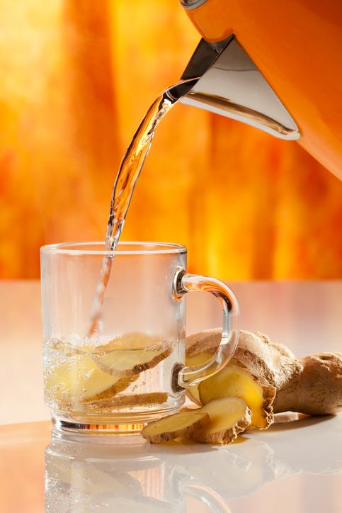 Drink, Yellow, Drinkware, Old fashioned glass, Glass, Food, Tableware, Barware, Distilled beverage, Liqueur, 