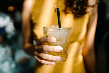 mujer sujeta un mojito