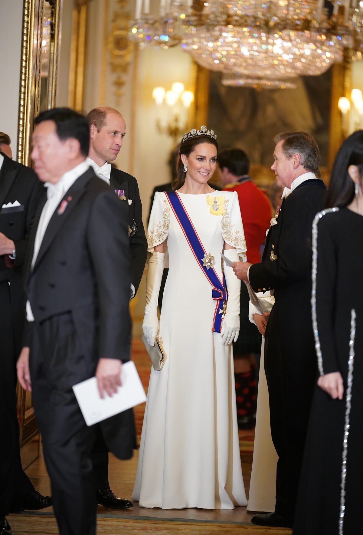 Kate Middleton belichaamt moeiteloze elegantie in een geborduurde jurk en de tiara van de koningin-moeder