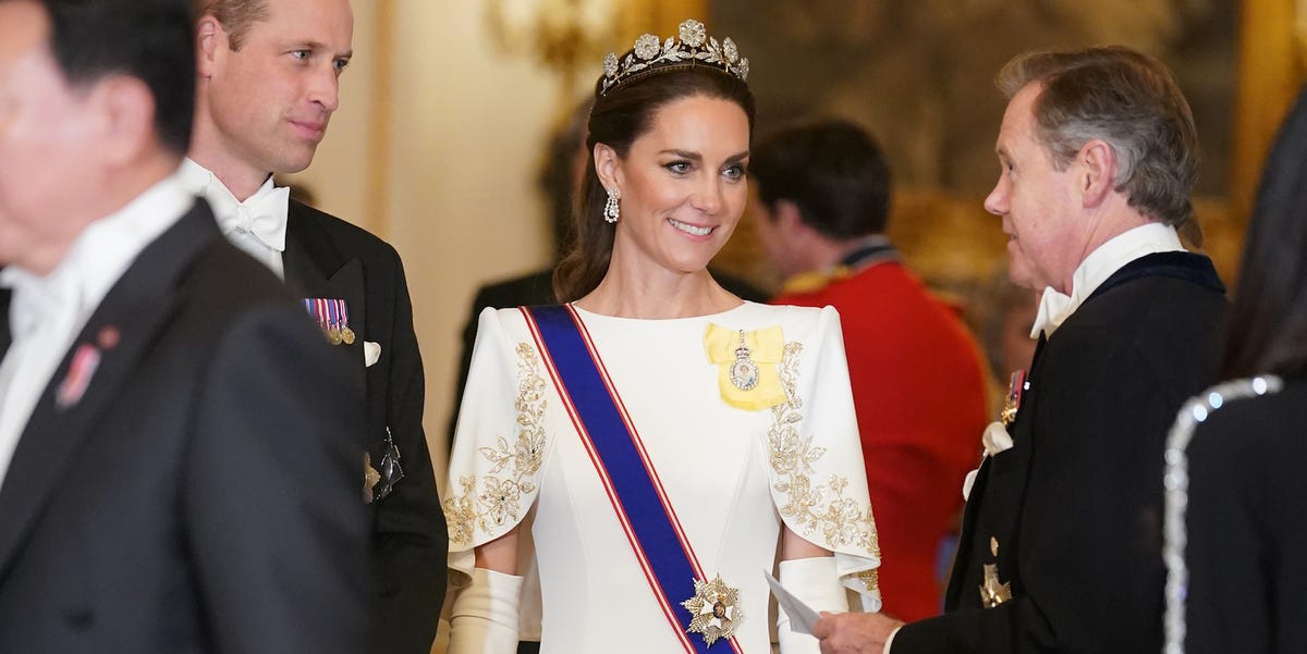 Kate Middleton belichaamt moeiteloze elegantie in een geborduurde jurk en de tiara van de koningin-moeder