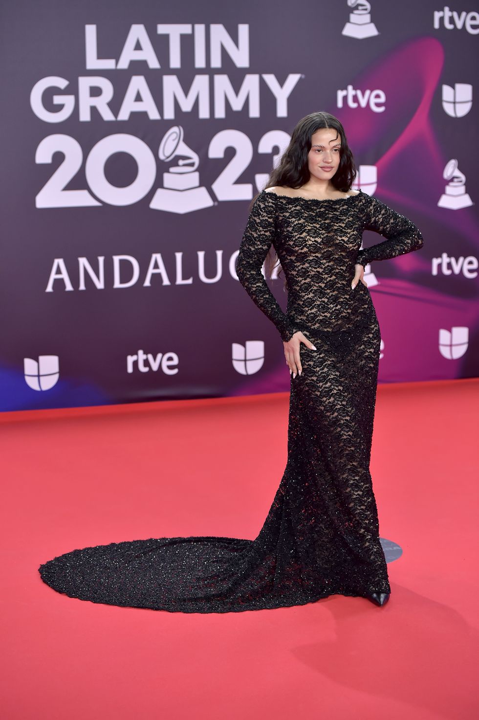 Rosalía aparece en la alfombra roja de los Premios Grammy Latinos 2023
