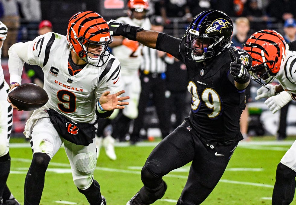 baltimore, md november 16 baltimore ravens linebacker odafe oweh 99 pursues cincinnati bengals quarterback joe burrow 9 during the cincinnati bengals game versus the baltimore ravens on november 16, 2023 at mt bank stadium in baltimore, md photo by mark goldmanicon sportswire via getty images