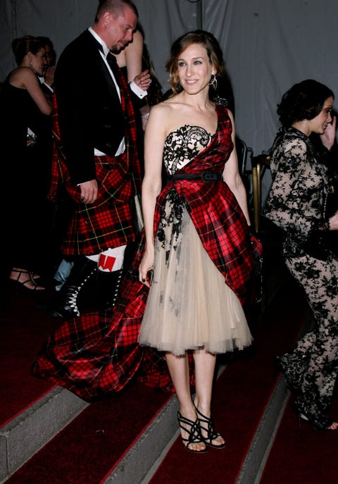 sarah jessica parker wearing alexander mcqueen during anglomania costume institute gala at the metropolitan museum of art departures celebrating anglomania tradition and transgression in british fashion, an exhibition at the metropolitan museum of art, may 3 september 4, 2006 at metropolitan museum of art in new york city, new york, united states photo by james devaneywireimage