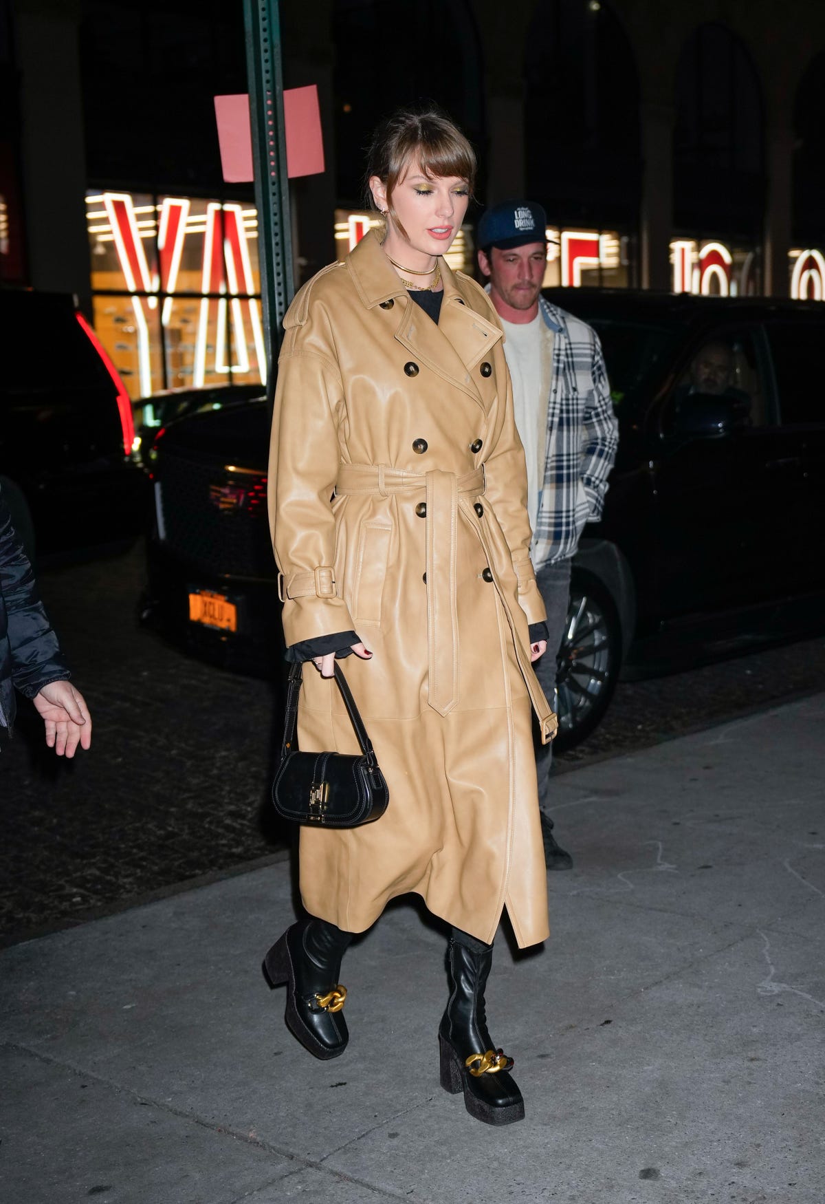 Taylor Swift Braves the NY Winter in a Glossy Trench Coat and Platform ...