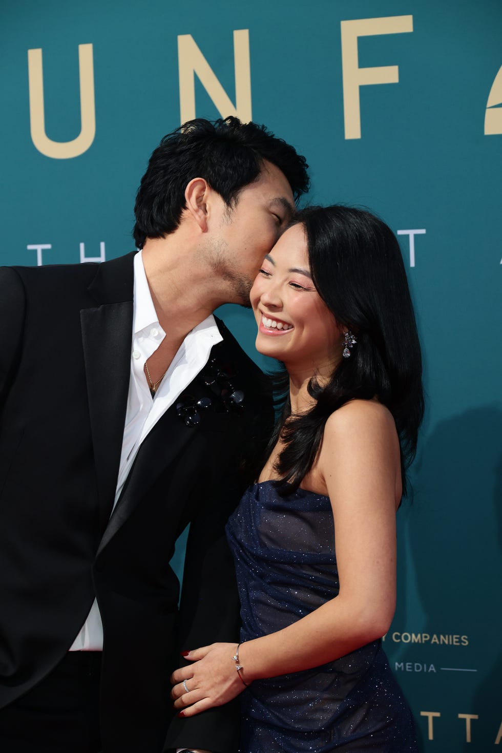 Beverly Hills, Califórnia, 16 de dezembro. L. R. Simu Liu e Allison Hsu comparecem à 21ª Gala Anual Inesquecível no Beverly Hilton em 16 de dezembro de 2023 em Beverly Hills, Califórnia. Foto de momodu mansaraywireimage.