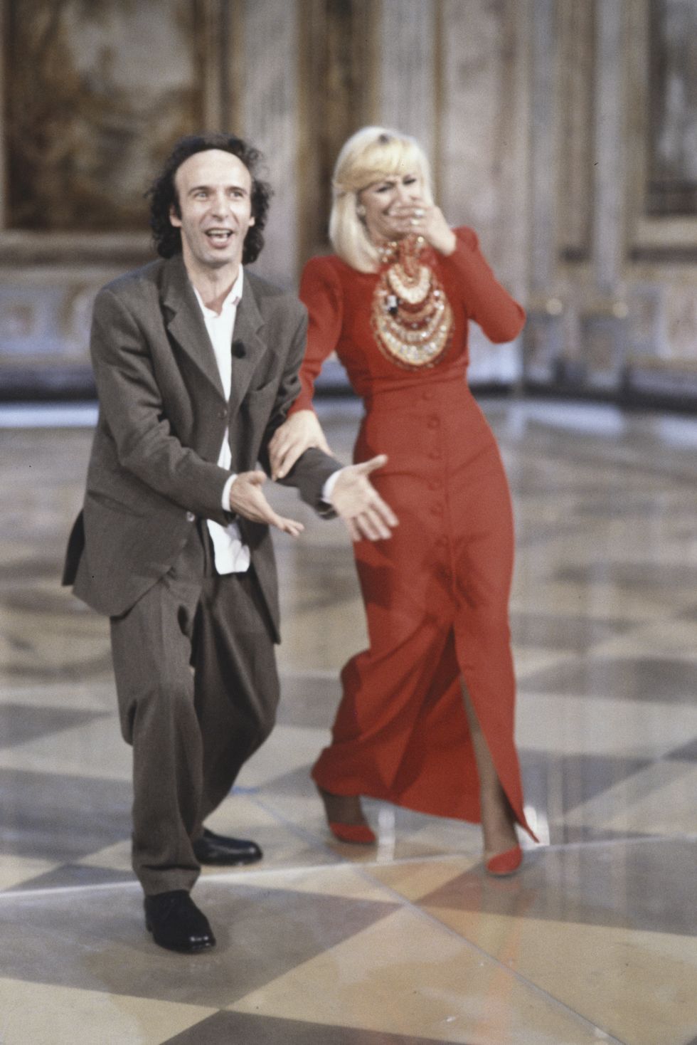 Roberto Benigni e Raffaella Carr√† laughing in Fantastico 12