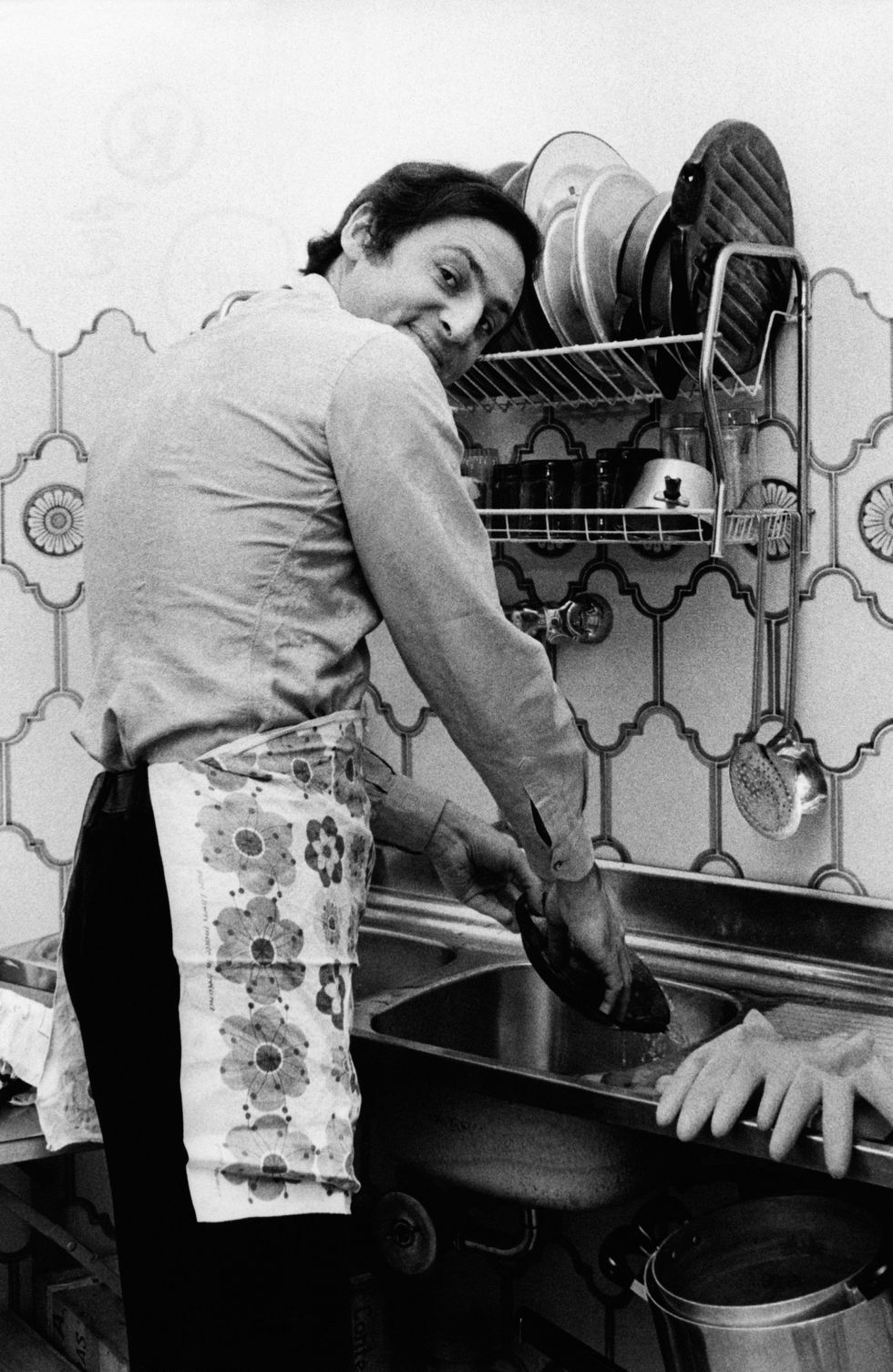 Renzo Arbore washing dishes