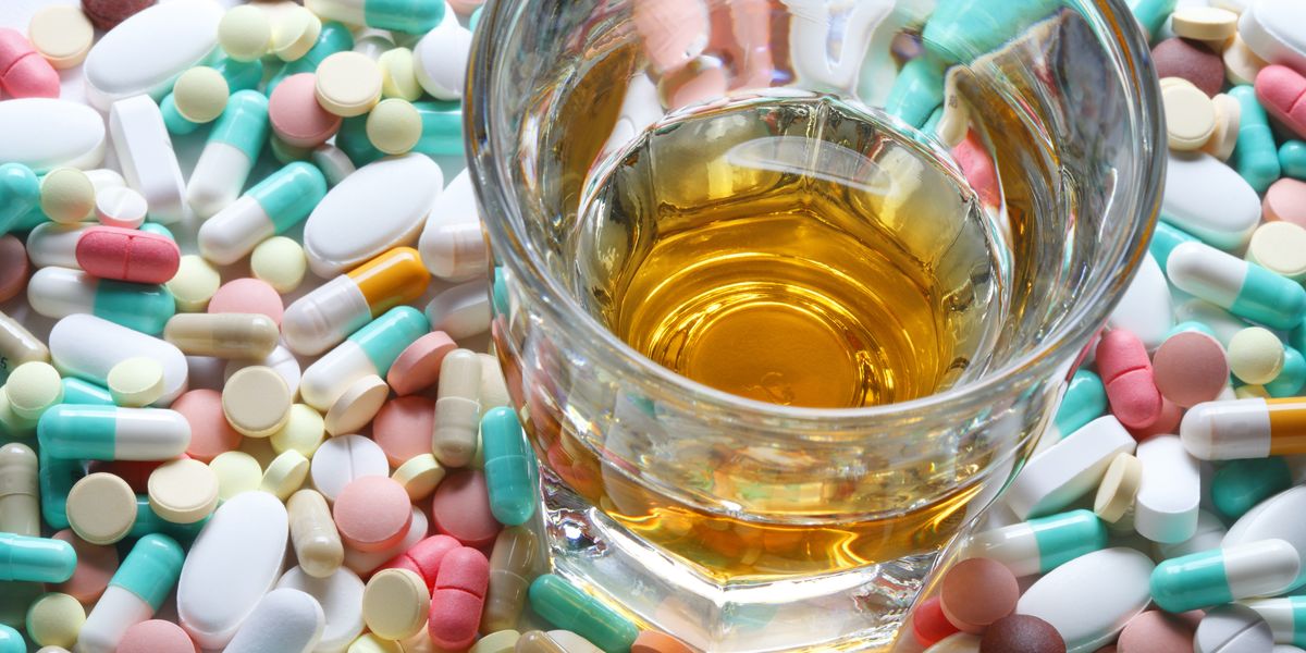 Можно ли при приеме антибиотиков пить пиво. Витамины от запоя. Алкоголь и таблетки. Антибиотики и алкоголь.