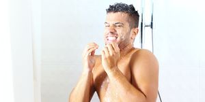 un ragazzo sotto la doccia fredda dopo aver fatto esercizio fisico e allenamento, con acqua fredda